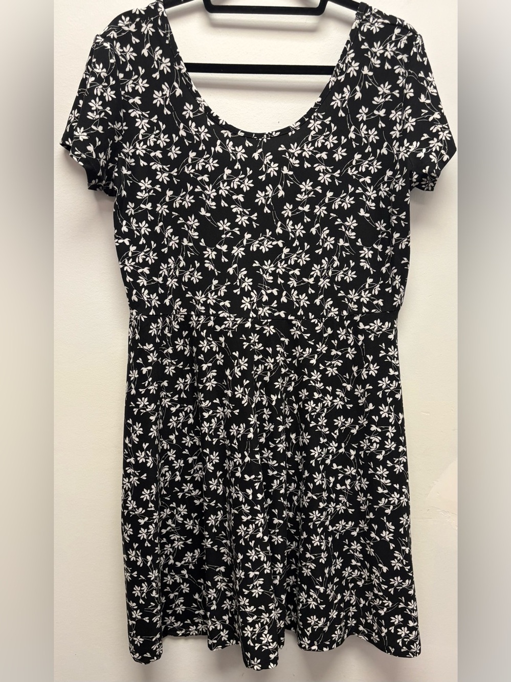4 for $25 🌼 2 Dye 4 Black & White Floral Fit & Flare Dress – Size Large